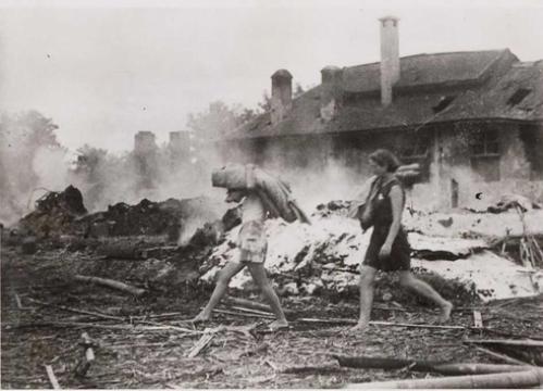 Bombardement op interneringskamp Kampili, Zuid Celebes 1945. Collectie Museon