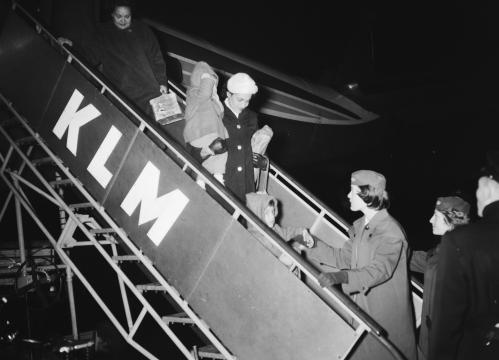Terugkeer naar Nederland 12 december 1957. Collectie Nationaal Archief Den Haag, Fotograaf Wim van Rossum, Anefo