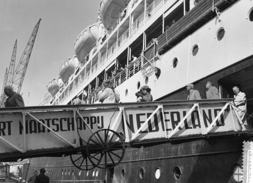 Aankomst Johan van Oldenbarnevelt met repatrianten in Amsterdam, 24 maart 1958. Collectie Nationaal Archief, Fotograaf Wim van Rossem, Anefo