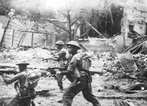 Britse Ghurka troepen tijdens zuiveringsacties (de Bersiap-periode) te Soerabaja Collectie NIMH
