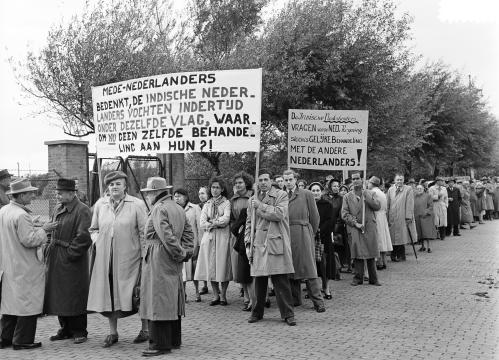 Demonstratie Indische Nederlanders april 1954 Den Haag. Collectie Nationaal Archief, fotograaf Wim van Rossem, Anefo