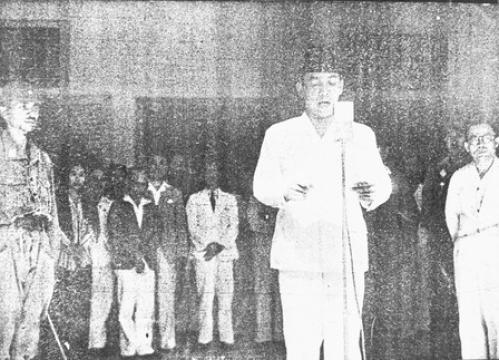 Het uitroepen van de Republik Indonesia door Soekarno. Collectie NIOD