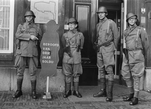 Oud KNIL militairen demonstreren op Binnenhof voor uitbetaling wat zij noemen gevangenschapssoldij. 30 augustus 1977. Collectie Nationaal Archief, fotograaf Koen Suyk, Anefo
