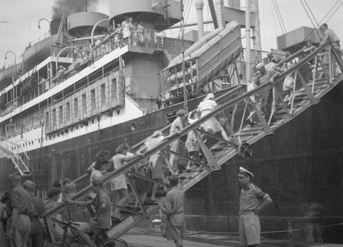 Repatrianten gaan in de haven van Tandjong Priok aan boord van het SS Boschfontein. Collectie Nationaal Archief