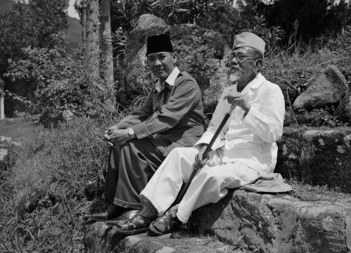 Soekarno en Agoes Salim in ballingschap. Collectie Nationaal Archief